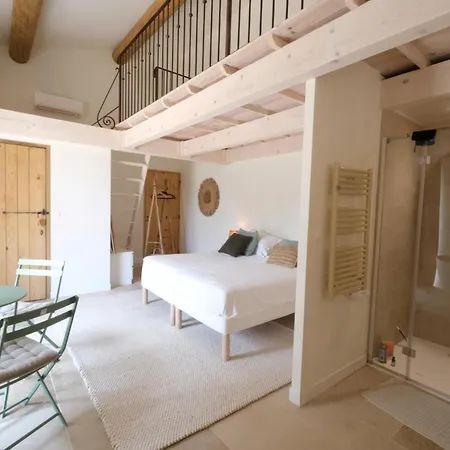 In De Provence, Private Pool, Magnificent View, Ideal For 10 People In The Alpilles. * Les Baux-de-Provence